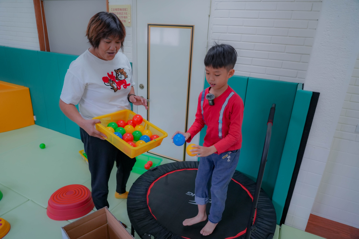 【至善基金會】編織幸福搖籃Smart Room,透過彈跳床,穩定且重複的前庭刺激,幫助孩子穩定情緒、自我調節。