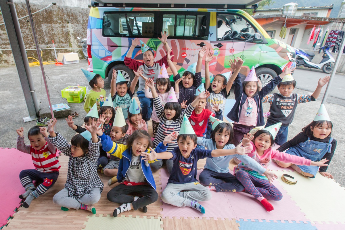 不再受定點式照顧的限制，行動幼兒園可以載著教保員、教玩具和繪本到深山部落，提供給部落更多元的育兒資源。