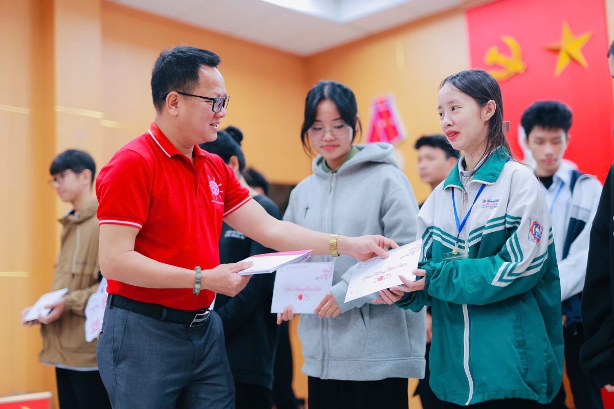 仲始至今仍持續為孩童們發放助學金、新年紅包、 升學獎金和書籍