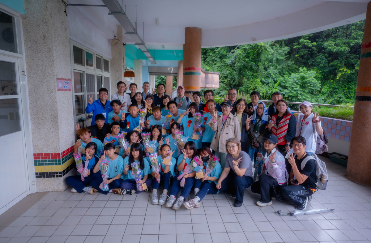 【至善基金會 | 110期會訊】至善行旅(五峰團):和畢業生們一起在校園合影
