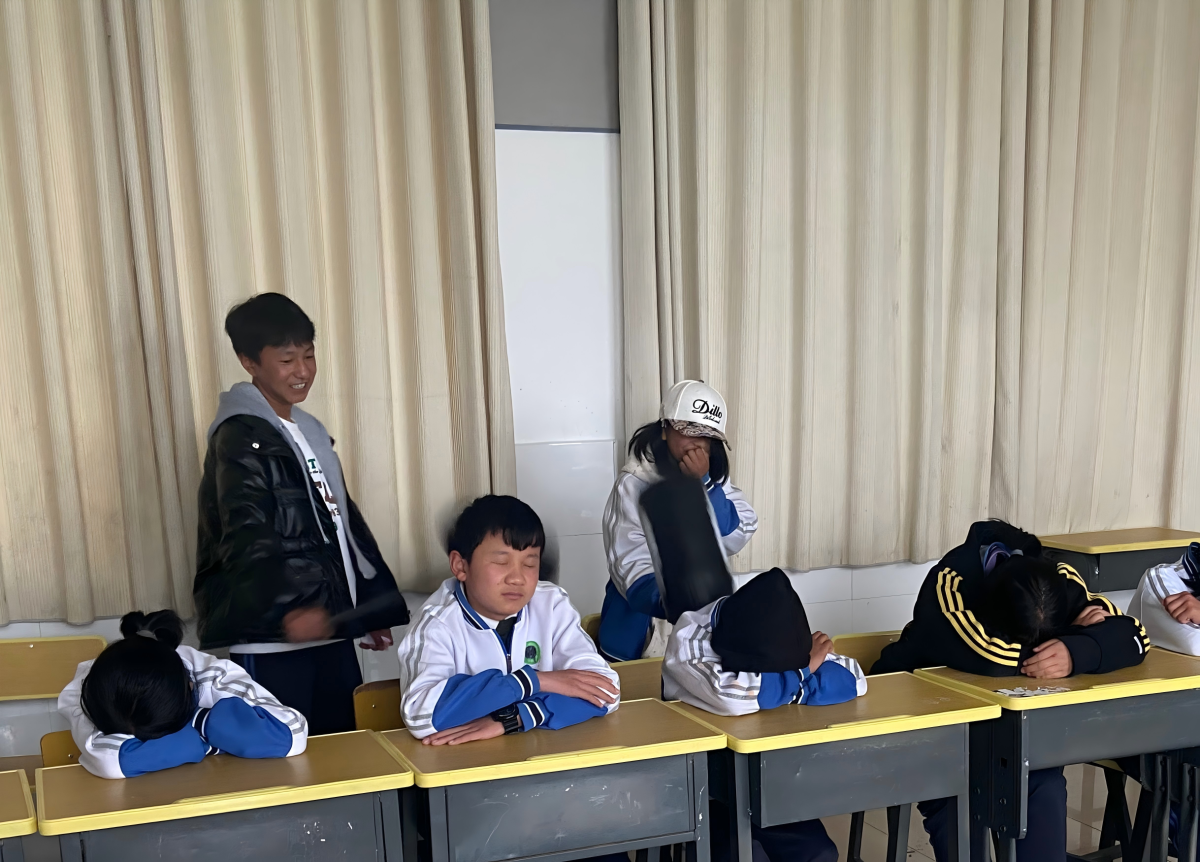 【至善基金會】開展關注他人的活動時,小萍總用厚厚的頭髮配壓低的帽檐, 把臉遮得嚴嚴實實。