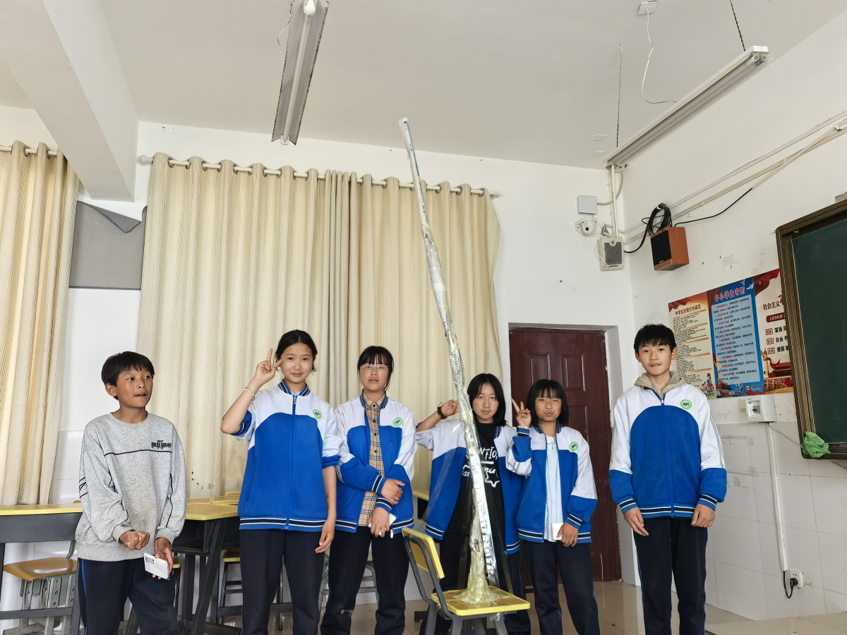 【至善基金會】小萍和同伴們一起開展疊高塔活動,並且獲得了冠軍,她很開心比了“耶”