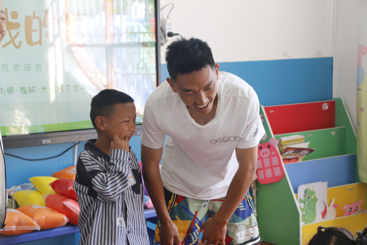 【至善基金會 | 雲南代表處】小傑雖羞澀，但在爸爸的鼓勵下勇敢上臺表達