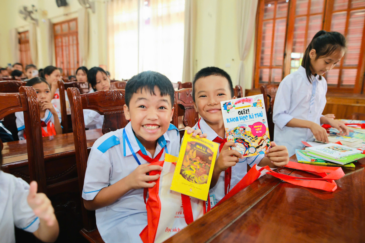 【至善基金會】越南工作站所服務的孩童們收到書籍後非常開心