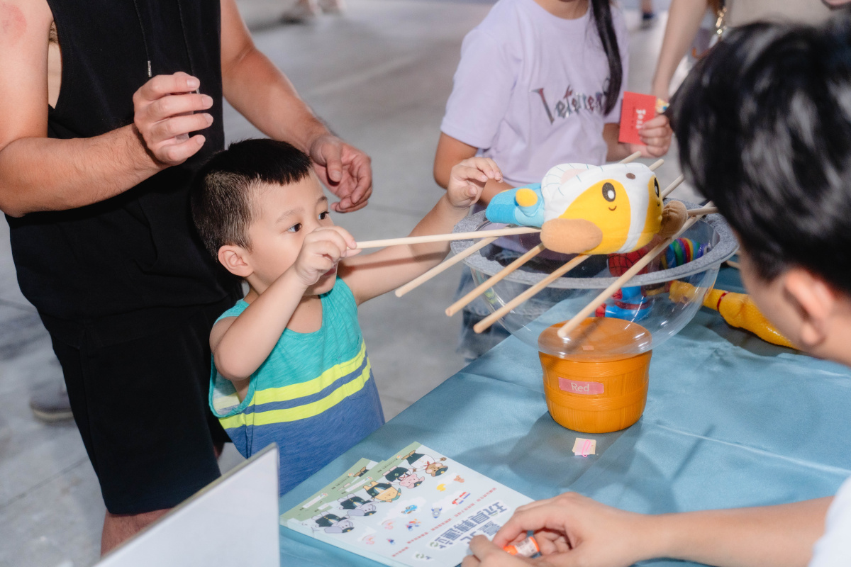 至善30友愛日，現場孩童體驗趣味親子遊戲「平衡大師」
