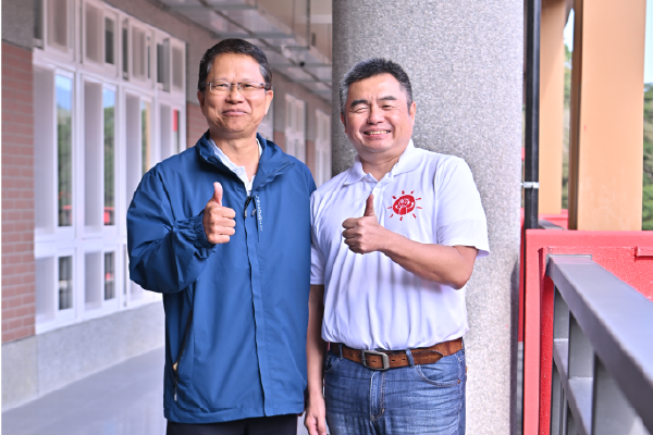 前尖石國中校長彭清宏與至善基金會的洪智杰執行長合影
