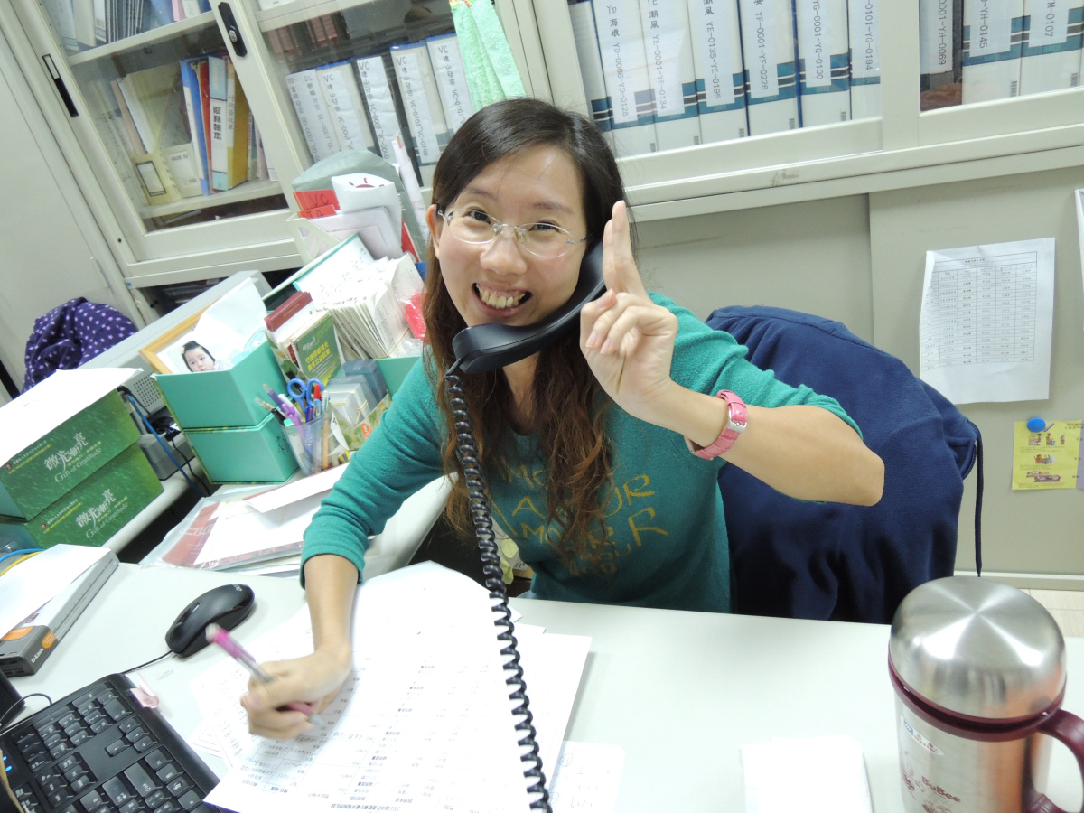 【至善基金會】接聽認養人電話是雅玲的工作日常