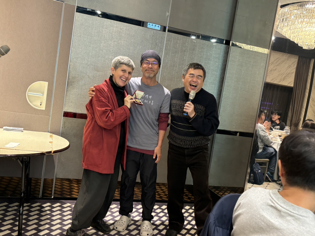 書玄( 中) 在至善服務滿20 年，獲紀雅雲董事長表揚為20年至善人