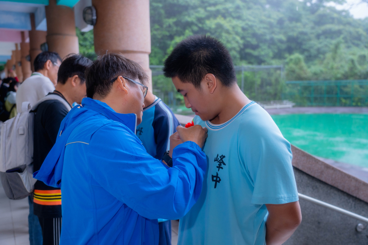 【至善基金會 | 110期會訊】至善行旅(五峰團):為畢業生別上胸花