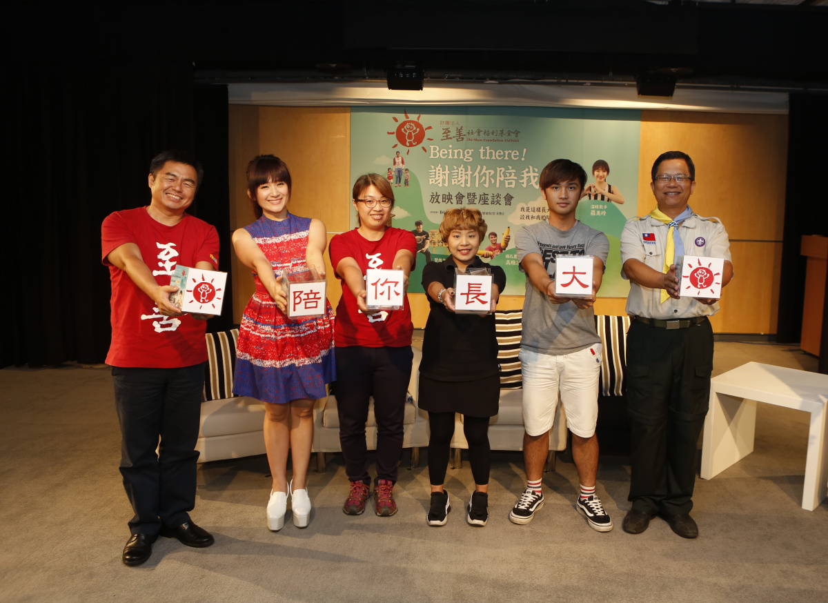 【至善基金會 | 陪你長大計畫】看著被陪伴的孩子們(右二及右三)找到自己人生的方向，心俐(左三)有說不出的欣慰與驕傲