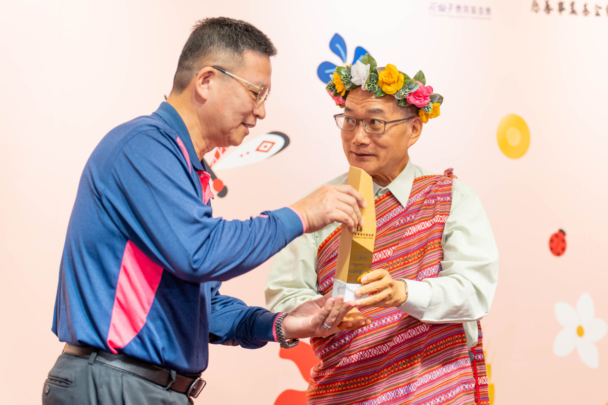 禎祥食品副總經理莊志成代表頒獎
