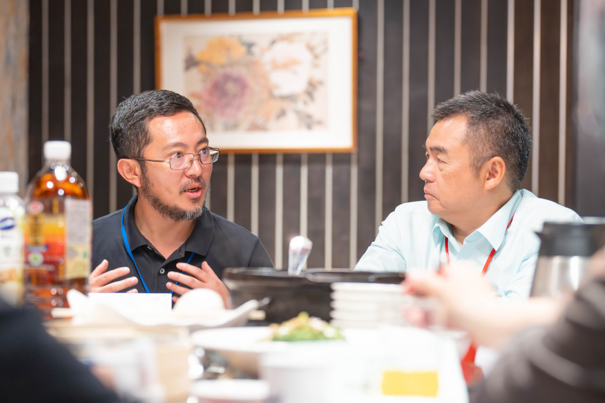 至善執行長洪智杰與不丹洛登基金會(Loden Foundation) 會長桑杰‧次仁(Sangay Tshering) 熱烈討論