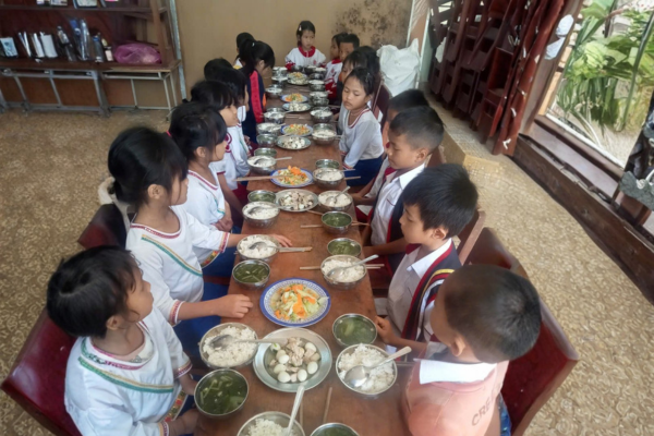 【至善基金會 | 110期會訊】越南工作站提供幼童在校吃營養午餐