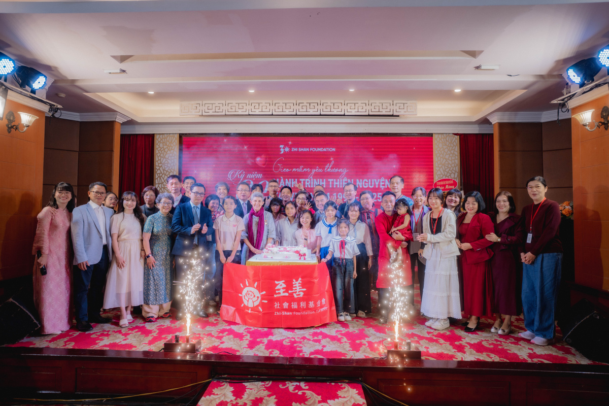 至善董監事代表，至善認養人，越南合作夥伴，台灣駐越南代表在順化齊聚一堂慶祝至善30周年