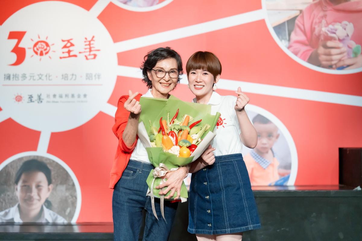 圖為至善首任愛心大使陳淑麗傳承公益心法給30周年愛心大使孫可芳