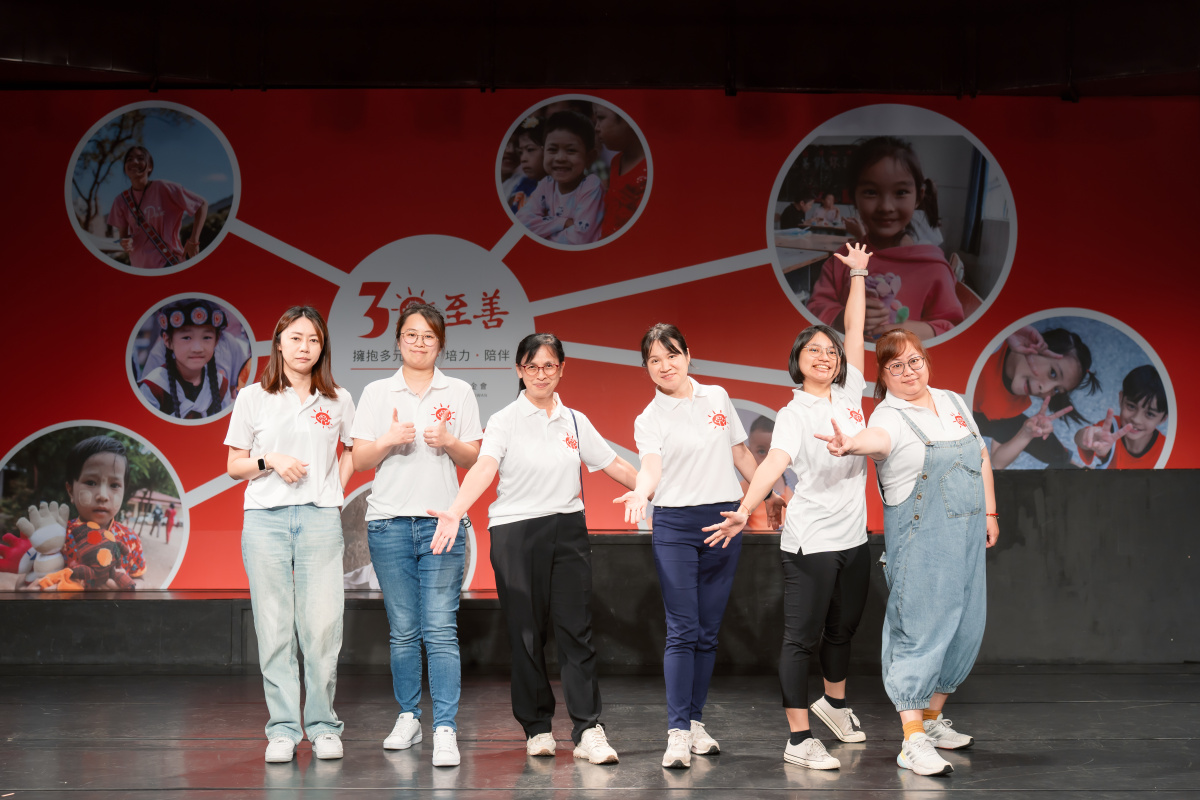 與財管部同仁一起參加至善30周年記者會( 麗娟為右三)