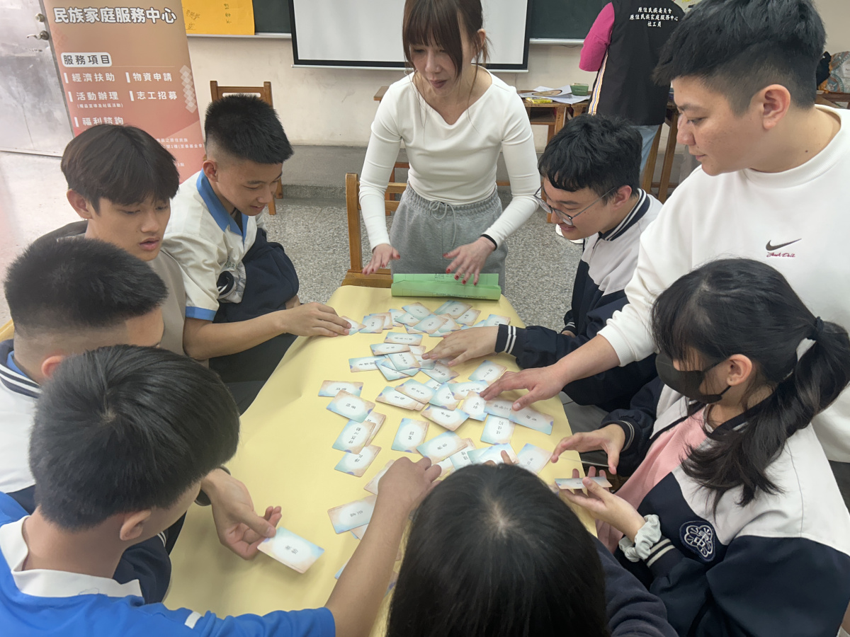 【至善基金會 | 110期會訊】透過情緒卡牌作為媒介,引導團體成員認識自己的情緒,並嘗試說出內心的感受