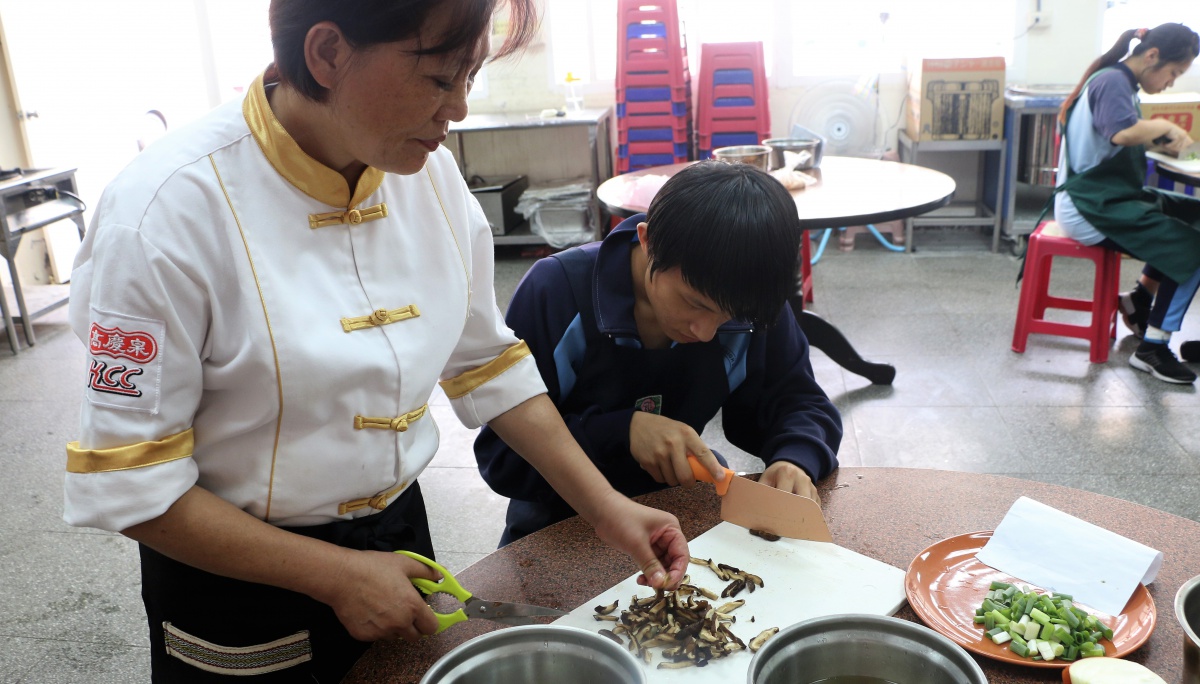 師徒手把手一起做菜