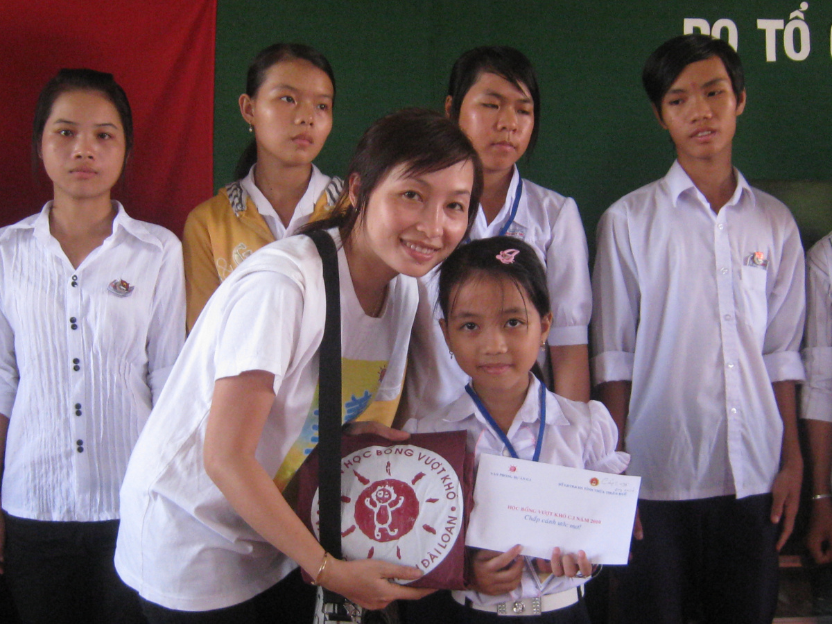 【至善基金會 | 越南工作站】2010年在順化發放助學金給吳淡如的認養女兒阮氏垂銀