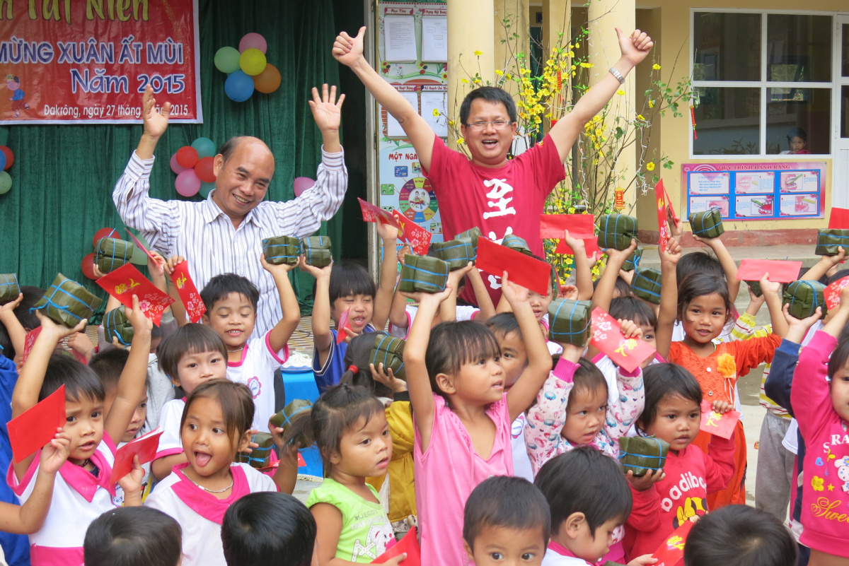 圖為2015 年參加廣治省達克隆縣山區幼兒園孩童年終尾牙活動