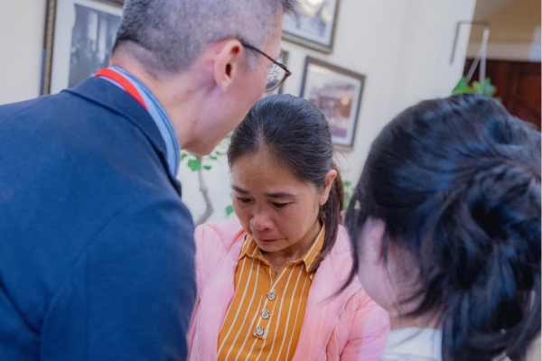 【至善基金會 | 越南至善行旅】初次見到我的小霜媽媽哭得不能自己，我只能握著他的手給她力量