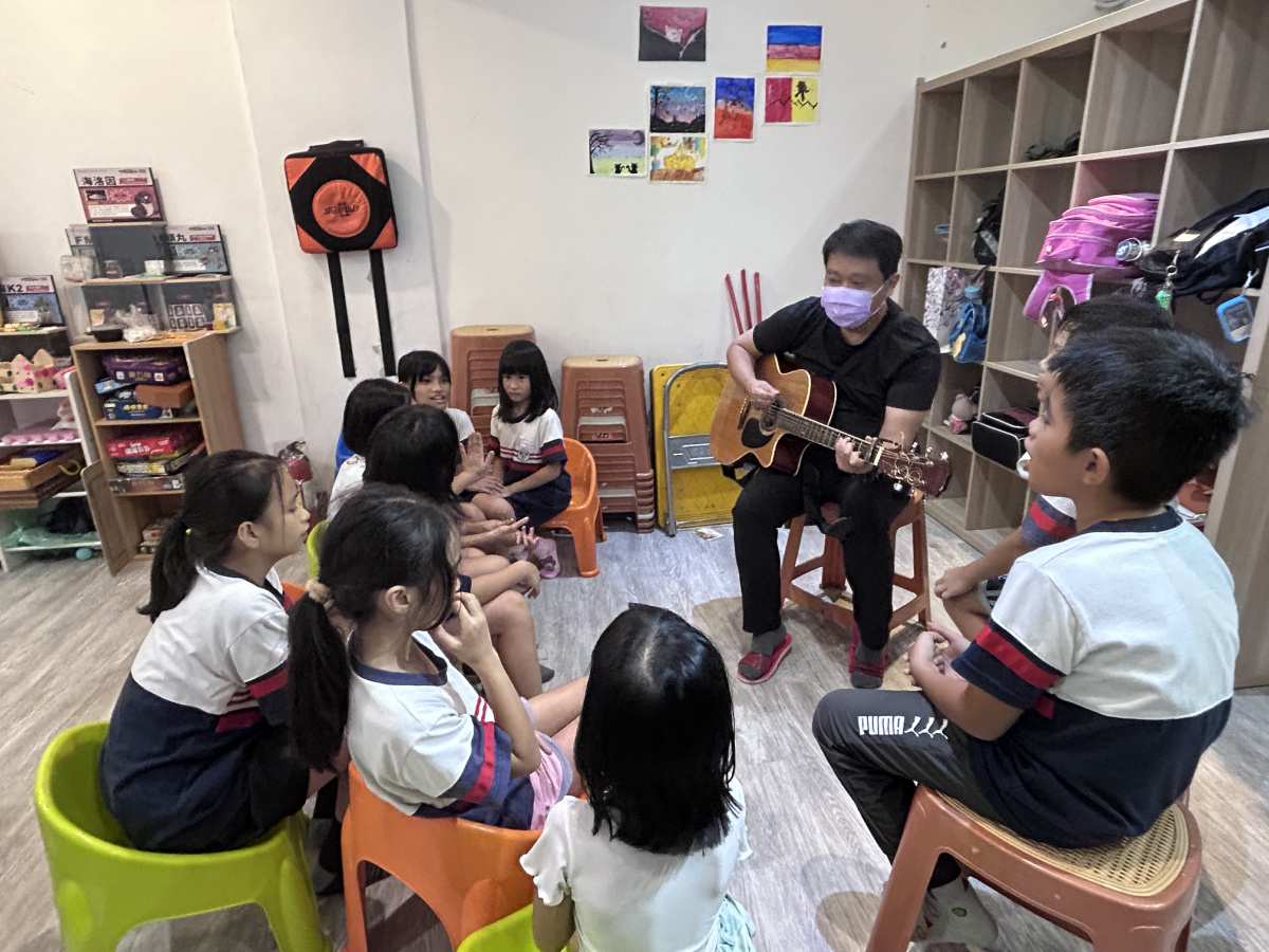 【至善基金會】Jacky 老師一彈吉他，孩子們就自動圍過來一起唱歌
