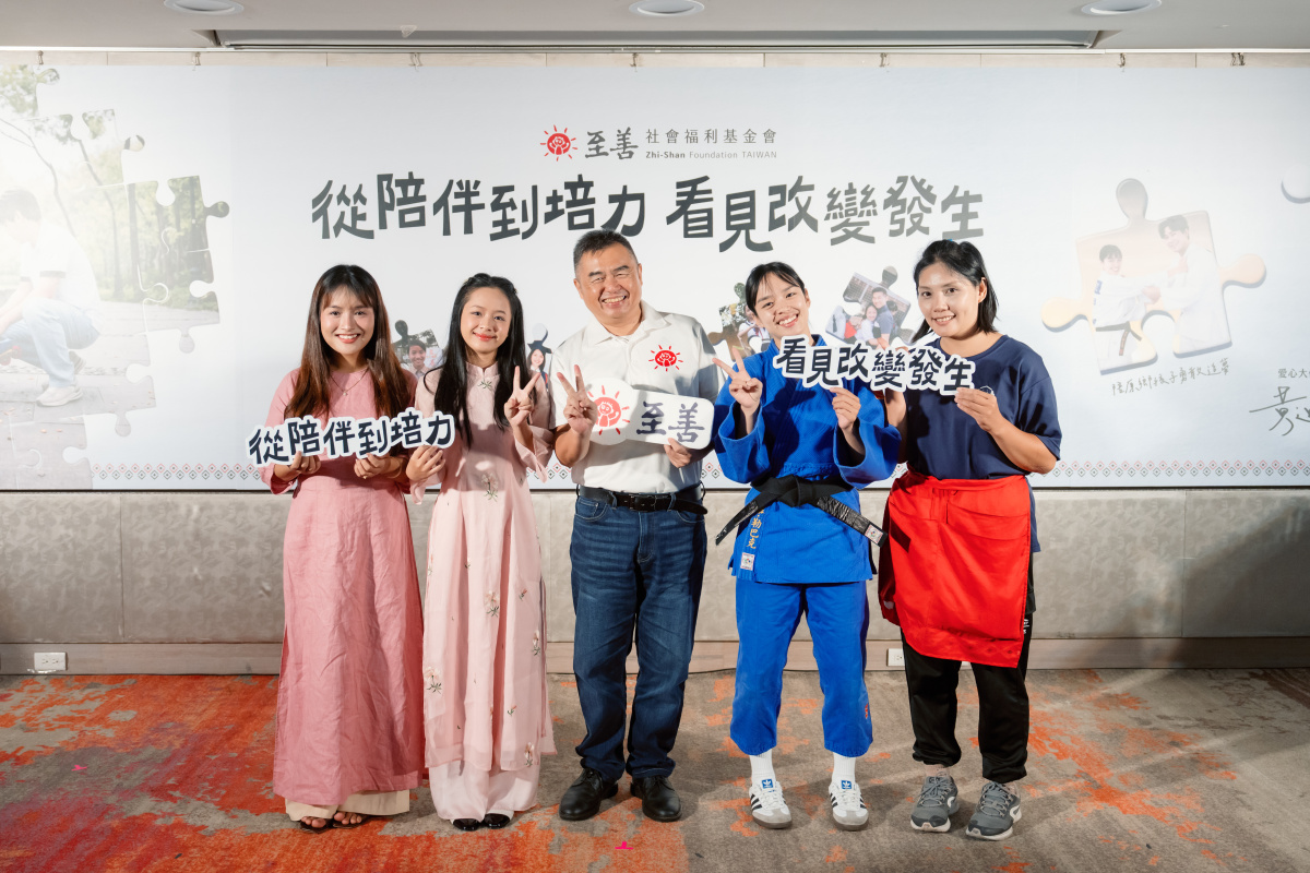 【至善基金會 | 110期會訊】洪智杰執行長(中)與來自台灣及越南四位受支持代表合影