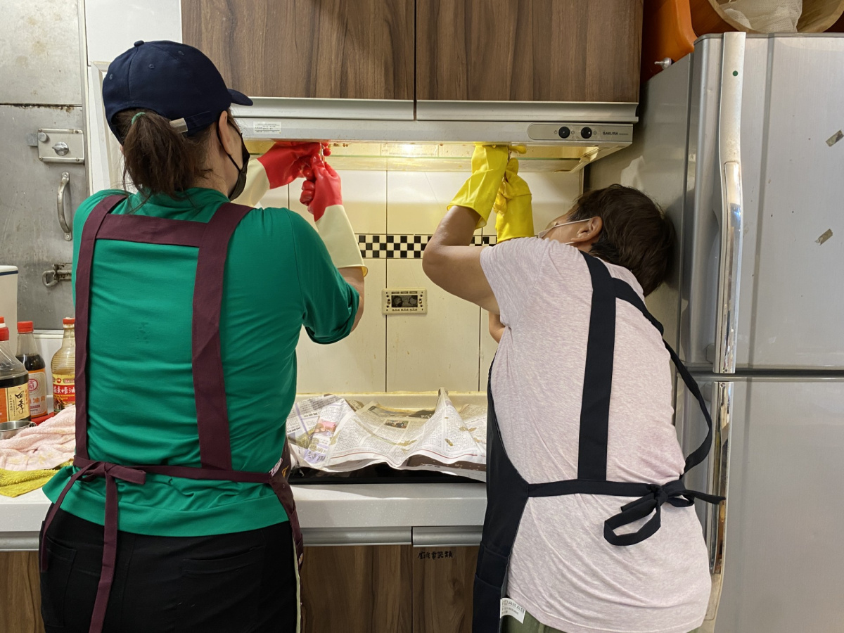 至善基金會的快樂大掃計畫，培力與陪伴都市原民家庭的婦女自立，身為快樂大掃一員的以映正認真努力的工作中