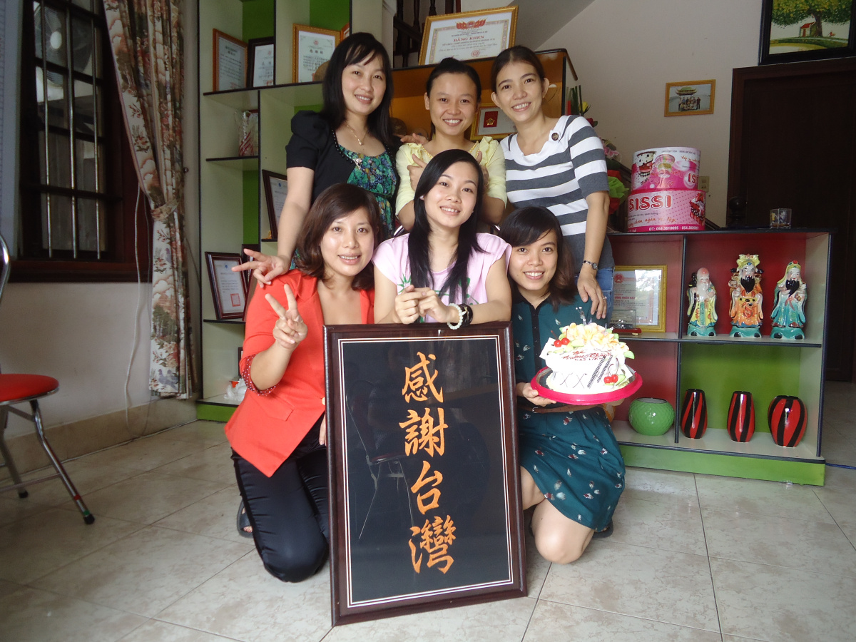 【至善基金會】越南工作站： 陪伴小雲長大的蘭英(後排右一)參與小雲自立儀式，深深感受到助人工作的喜悅