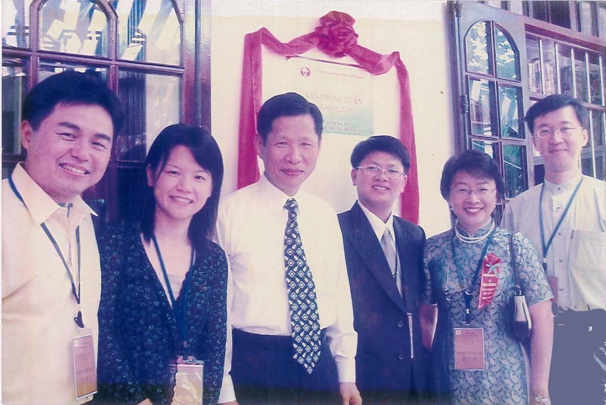 【至善基金會】2004年越南順化工作站成立(左三為仲始)