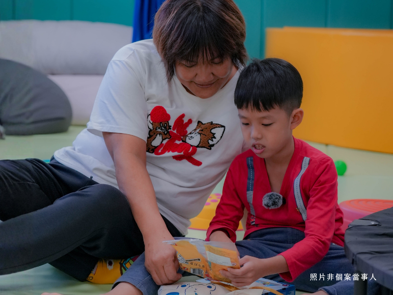 【至善基金會 | 編織幸福搖籃】孩子透過SMART Room，在安全的空間下有人陪伴、有人理解他，也有人願意用他懂的方式跟他一起走。  
