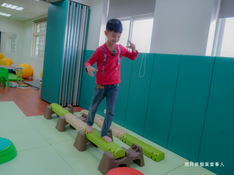 【至善基金會 | 編織幸福搖籃】孩子在SMART Room 透過平衡木提供一定的前庭覺刺激，讓孩子嘗試及練習