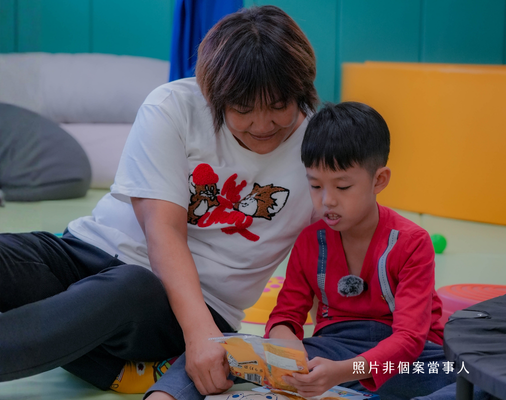 【至善基金會 | 編織幸福搖籃】孩子透過SMART Room，在安全的空間下有人陪伴、有人理解他，也有人願意用他懂的方式跟他一起走。  