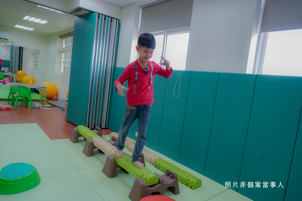 【至善基金會 | 編織幸福搖籃】孩子在SMART Room 透過平衡木提供一定的前庭覺刺激，讓孩子嘗試及練習