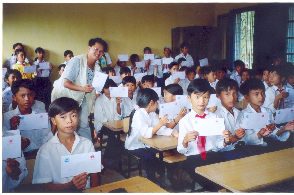 圖為2005 年為貧童助學計畫孩童發放助學金